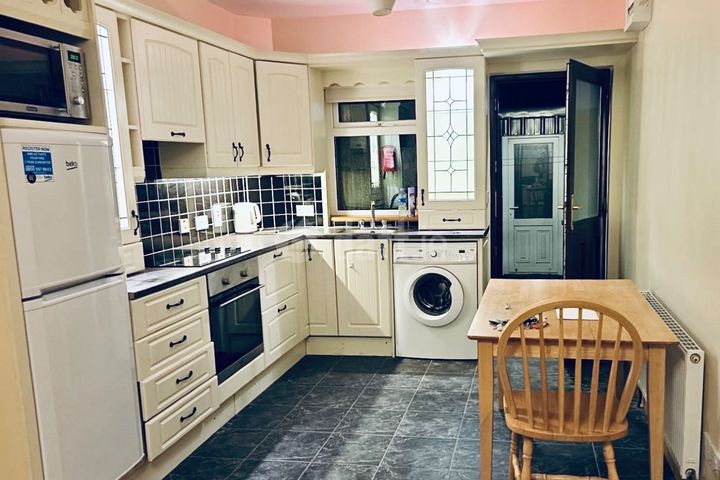 Bright, Warm & Fully Furnished 2-Bed Home in Excellent Condition, Tubbercurry Town Centre, Tubbercurry, Co. Sligo