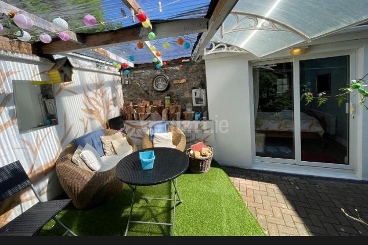 John Street, Beside Cobwebs , Killaloe, Co. Clare