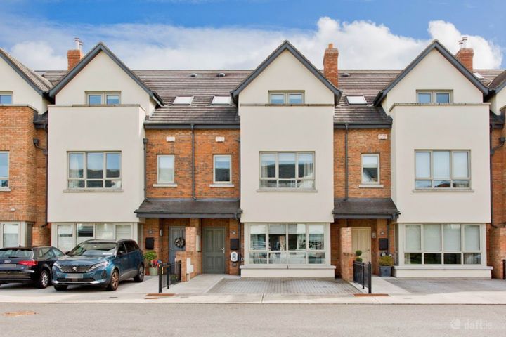 24 Castleknock Cross, Castleknock, Dublin 15, Co. Dublin, D15DKH3
