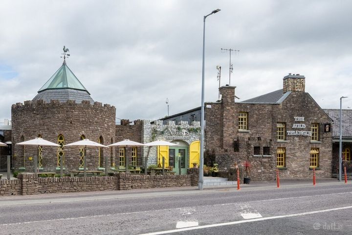 The Auld Triangle, Killarney Road, Macroom, Co. Cork, P12AX81