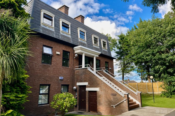 Taney Court, (3 minutes from LUAS), Goatstown, Dublin 14