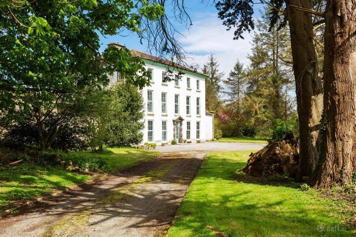 (dac & fire certs) Country house near, Cahir, Co. Tipperary