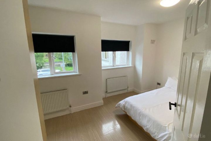 5 Castlehall Park, Bealnamulla, Athlone, Co. RoscoCastlehall Park, Bealnamulla, Athlone, Athlone, Co. Roscommon