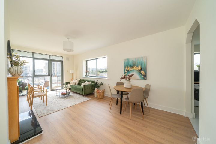 8 The Oval, Tullyvale, Cabinteely, Dublin 18, D18PH04