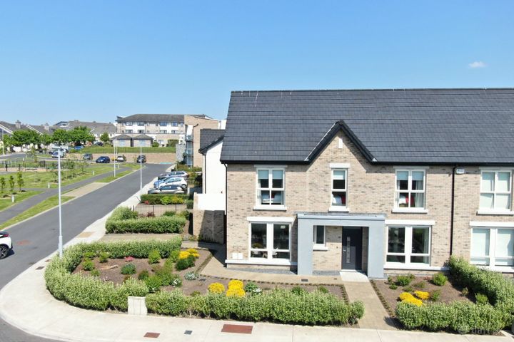 55 Cuirt Bhoirne, Curragrean, Roscam, Galway