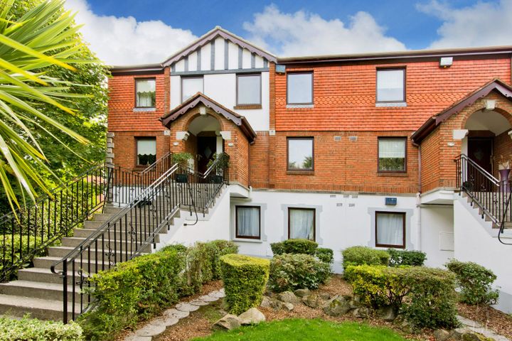 4 White Oaks, Roebuck Road, Goatstown, Dublin 14, D14DT22