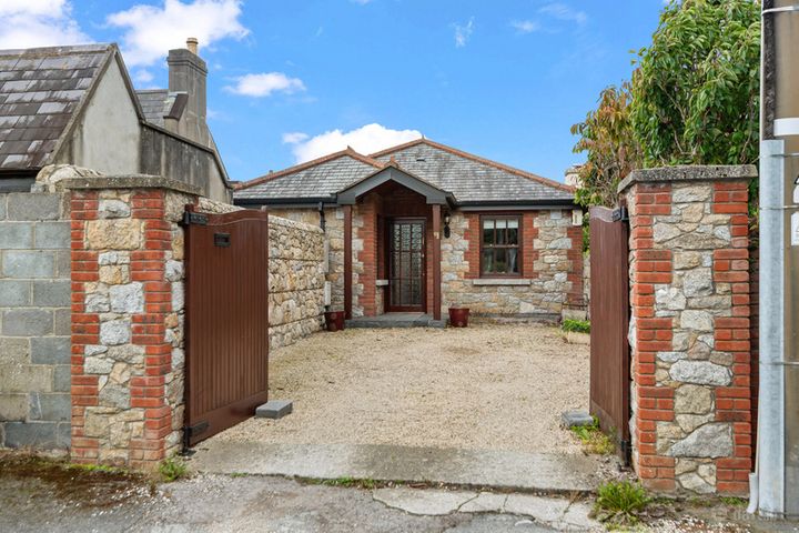 42a Barnhill Road
Dalkey, Co. Dublin