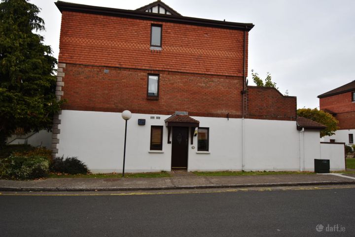 35 White Oaks, Roebuck Road, Goatstown, Dublin 14