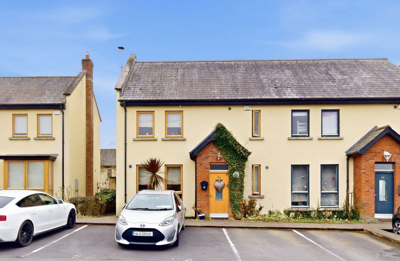 25 Redwood, Hollystown, Dublin 15 - End-of-terrace house