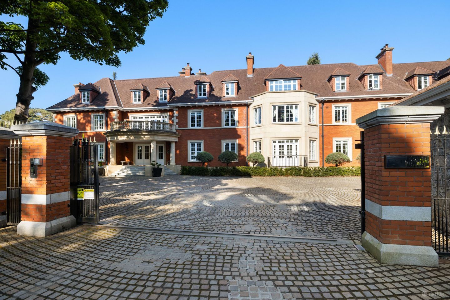 11 Hollybrook, Brighton Road, Foxrock, Dublin 18, D18RD98