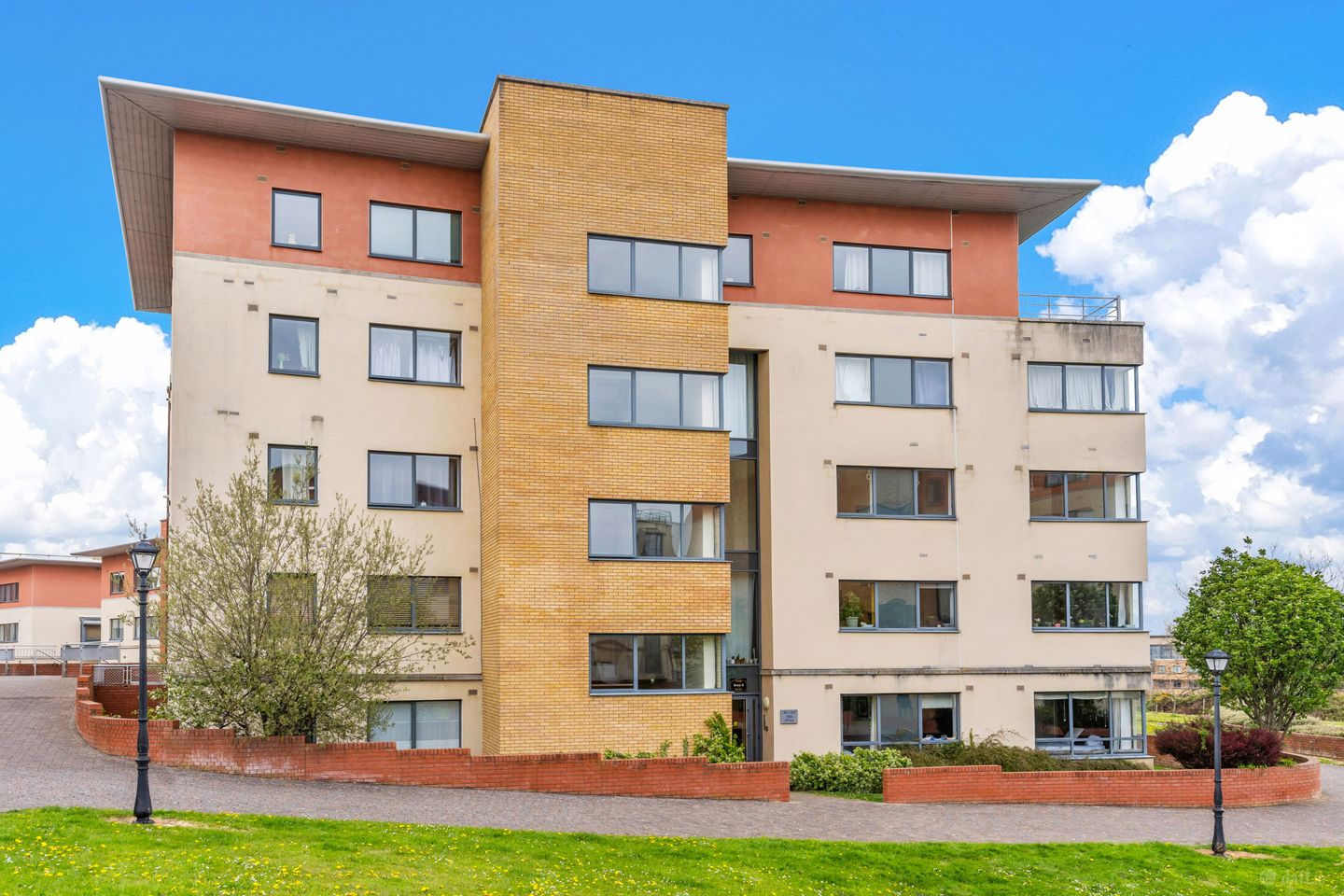 87 The Oval, Tullyvale, Cabinteely, Dublin 18, D18A002