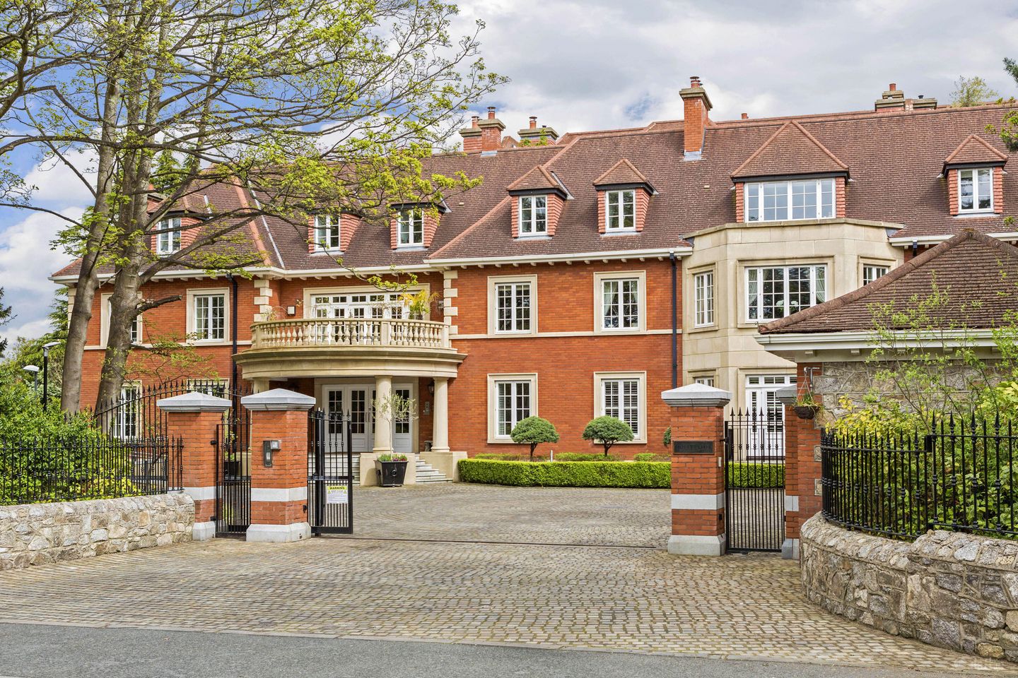 Apartment 2, Hollybrook, Brighton Road, Foxrock, Dublin 18, D18RH94