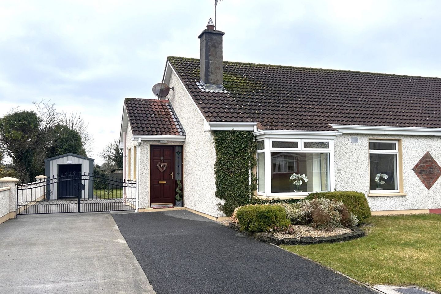 14 Pine Grove, Charlestown, Co. Mayo, F12N284