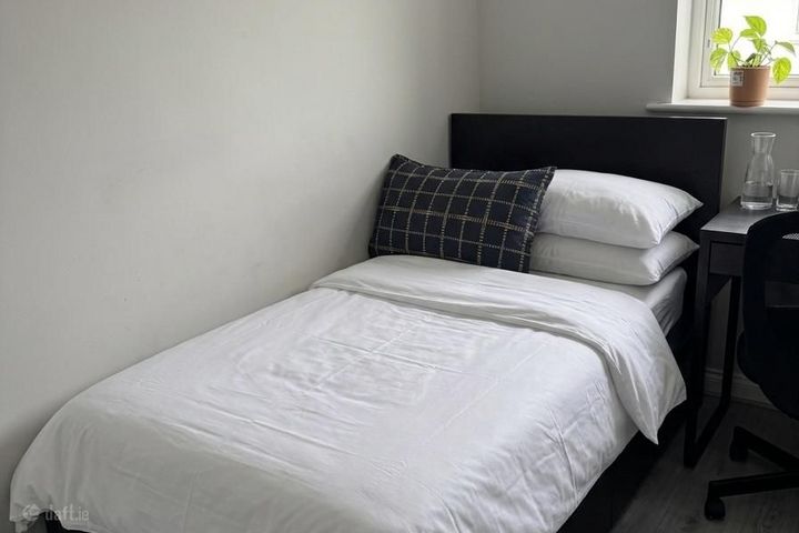 Hawthorn Way, Kilcarbery, Dublin 22 ( 600 per person; bills included), Kilcarbery, Dublin 22