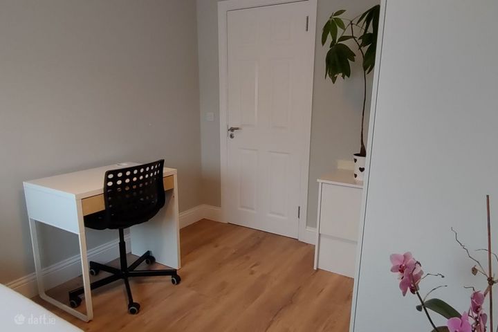 1 single room available - Girls only,  Sea Road, Malahide, Co. Dublin, Malahide, Co. Dublin