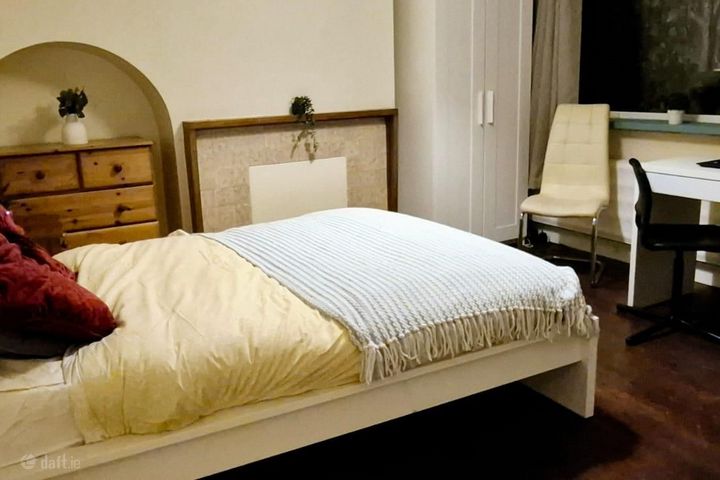 double bedroom for immediate entrance 19.2, Ballymun, Dublin 9