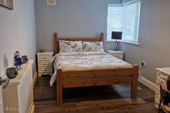 Stepaside  **STRICTLY MONDAY TO FRIDAY LETTING**, Stepaside, Dublin 18