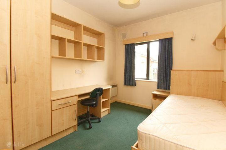 SUMMER ONLY--Apartment Share in Wellmount Village , Athlone, Co. Roscommon