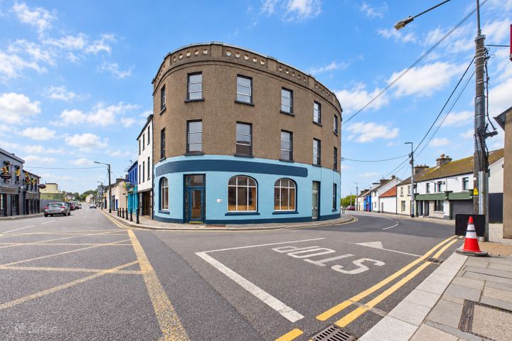 Roundtower House, Castle Street, Lanesborough Street, Roscommon Town, Co. Roscommon, F42EV82