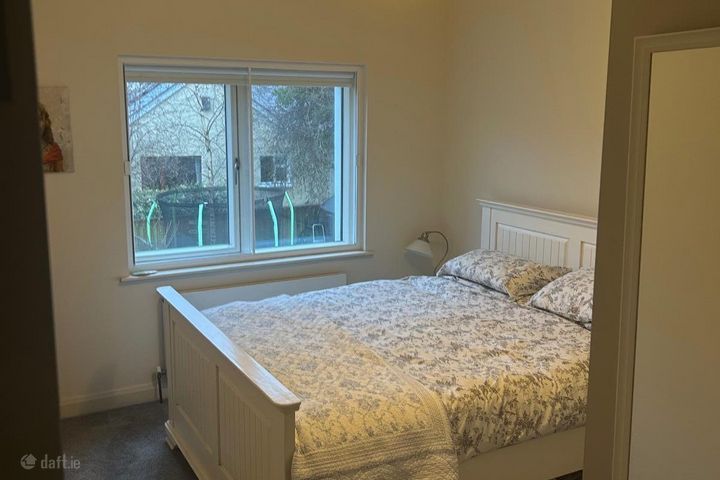 15 Woodbank, Dublin 18, Loughlinstown, Co. Dublin