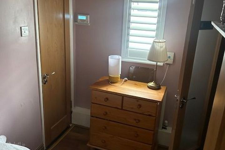 Bright Single Room with Private Newly Refurbished Ensuite – East Wall (€900 all-in), North Wall, Co. Dublin