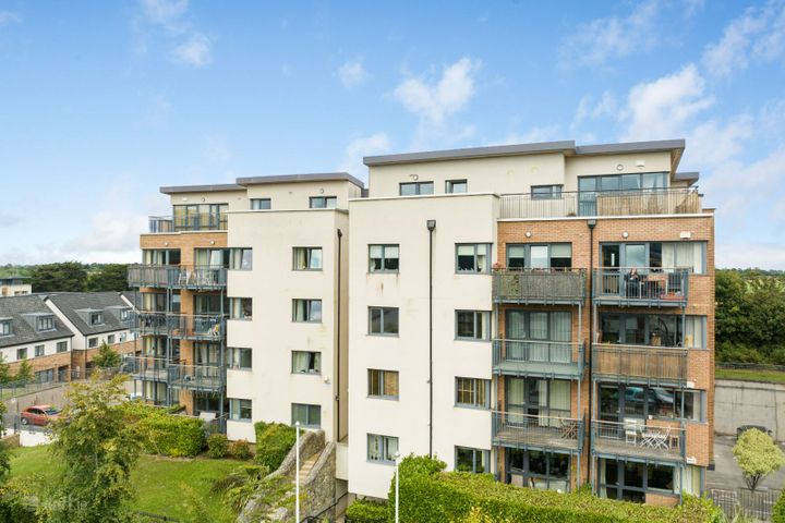 1 The Crescent, Carrickmines Manor, Carrickmines, Dublin 18, D18N2P9