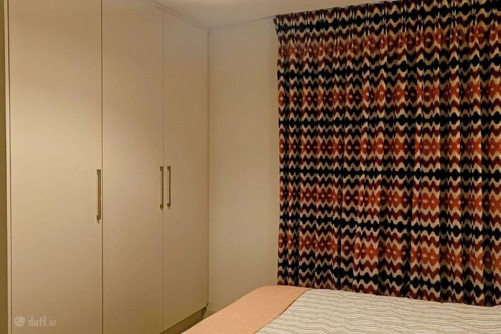 Double room available in the heart of Newbridge town Centre- Prime Location, walking distance to whitewater shopping center, supermarkets,24 hr. Public transport , Newbridge, Co. Kildare