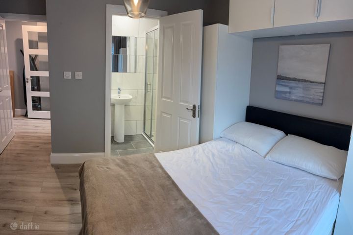 Bills Included: for 2 people En-suite Room, Rathbeale Road, Swords, Co Dublin k67 R290, Kinsealy, Co. Dublin