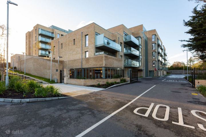 Roselawn, Knocksinna Court, Foxrock, Dublin 18