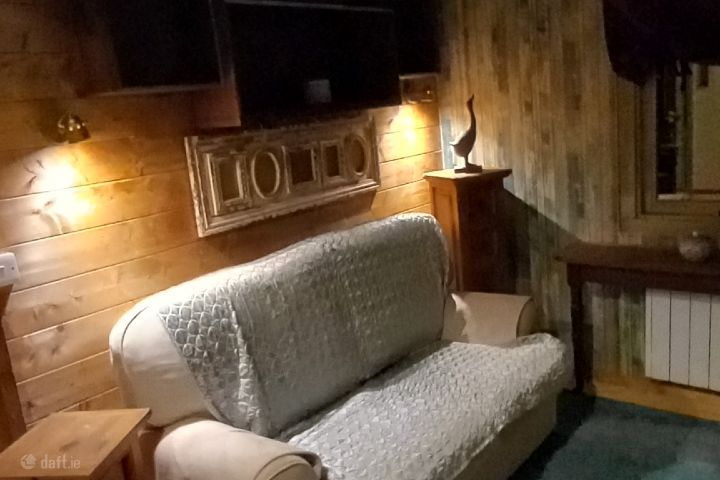 1 km from Birr Centre, Birr, Co. Offaly