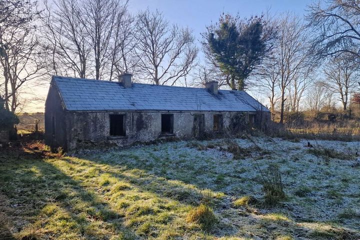 Cottage on C.3.6 acres of land at Glenballythomas, Tulsk, Co. Roscommon