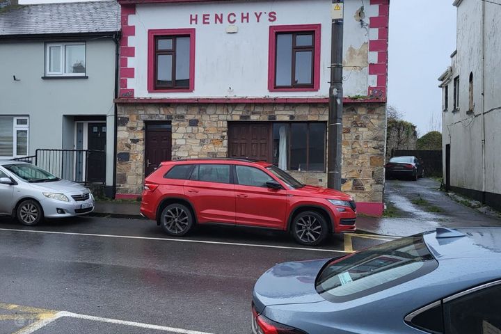 Henchy'S Bar, Main Street, Scarriff, Co. Clare, V94A3EC