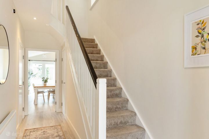 17 Larkfield Place, Dublin 18, Leopardstown, Dublin 18, D18AD60 - Photo 2