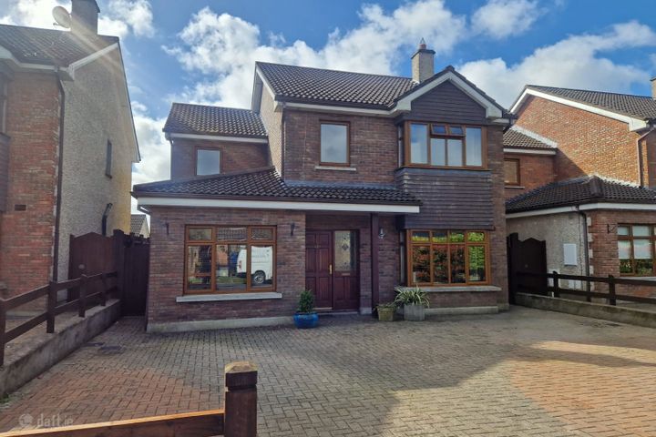 230 The Avenue, Petiswood Manor, N91X3R2