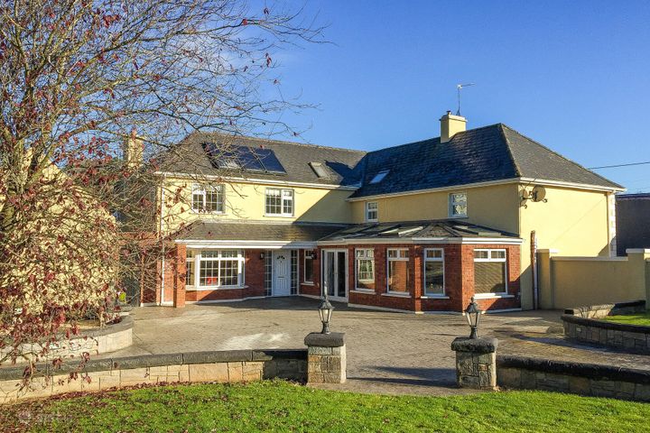 Commercial Premises & 5-Bed House, Hollyford Village, Hollyford, Co. Tipperary, E34HR25