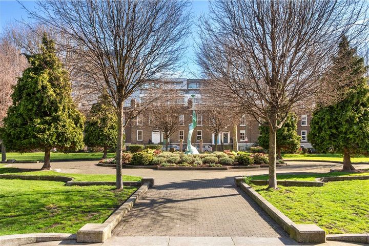 3 Pearse Square, Dublin 2, D02K798 - Photo 2