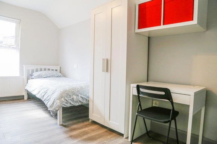 Bed in Ensuite Twin Room, Phibsborough, Dublin 7. Available Now. ID: 9.4.B, North Circular Road, Dublin 7