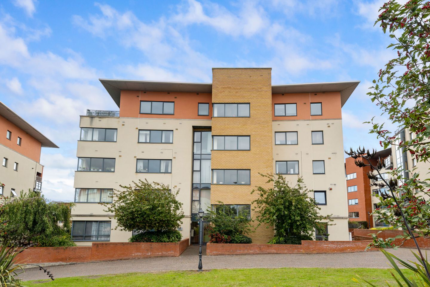 33 The Oval, Tullyvale, Cabinteely, Dublin 18, D18WC04