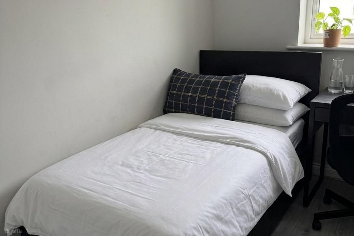 Hawthorn Way, Kilcarbery, Dublin 22 ( 600 person; bills included), Kilcarbery, Dublin 22