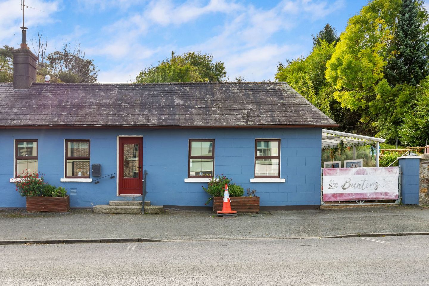 Bunter's Coffee Shop, Main Street, Newtownmountkennedy, Co. Wicklow, A63E682