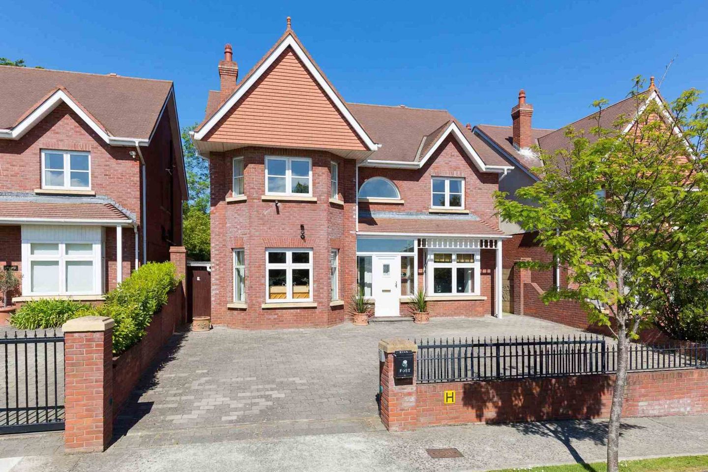2 Pavilion Gate, Foxrock, Dublin 18