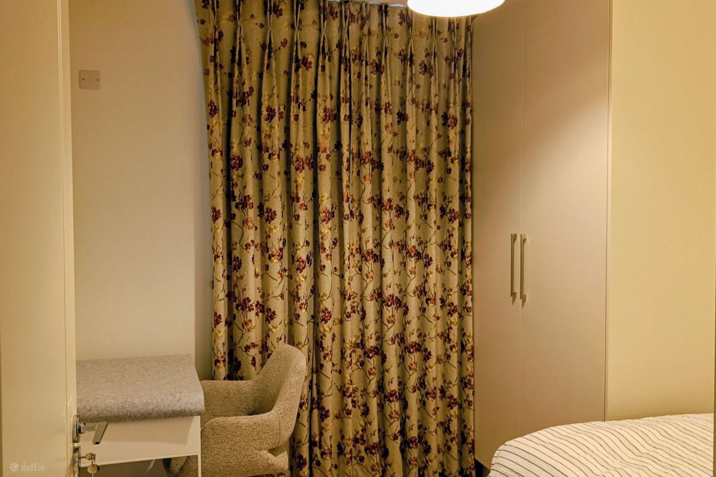 Single room available in the heart of Newbridge town Centre- Prime Location, walking distance to whitewater shopping center, supermarkets,24 hr. Public transport , Newbridge, Co. Kildare, Newbridge, Co. Kildare