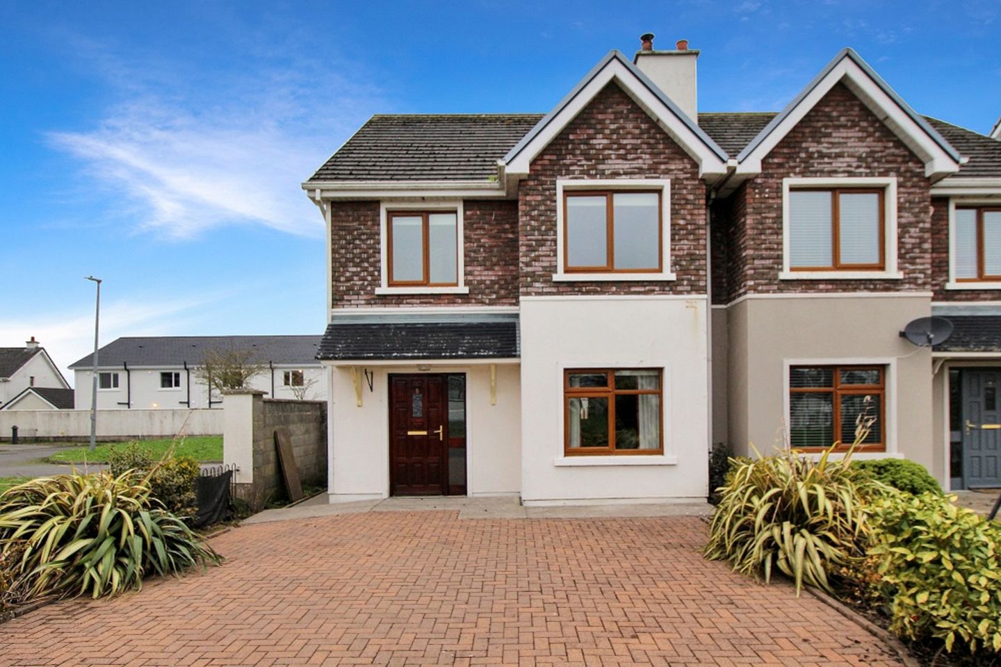8 Newcastle Court, Cluain Rí, Ballymahon, Co. Longford, N39K235 is for
