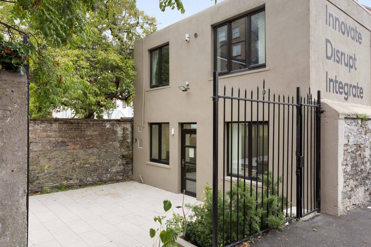 Commercial property for rent in 29 Kingram Place, Dublin 2