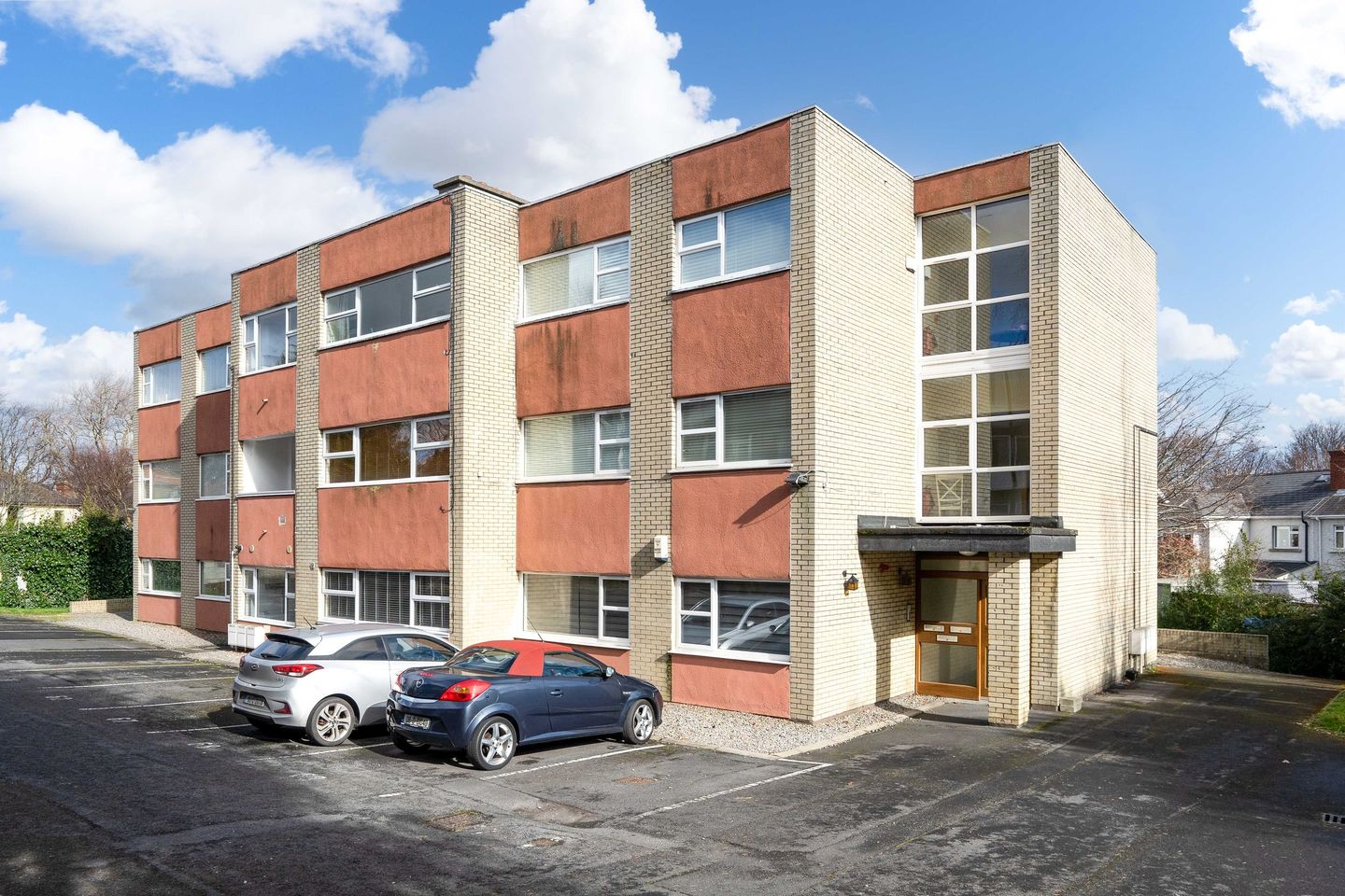 Apartment 61, Derrynane House, Eglinton Court, Dublin 4, D04E892 is for