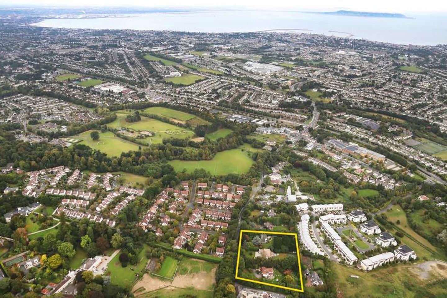 Commercial property for sale in 1.27 ha (3.15 ac) of Residential