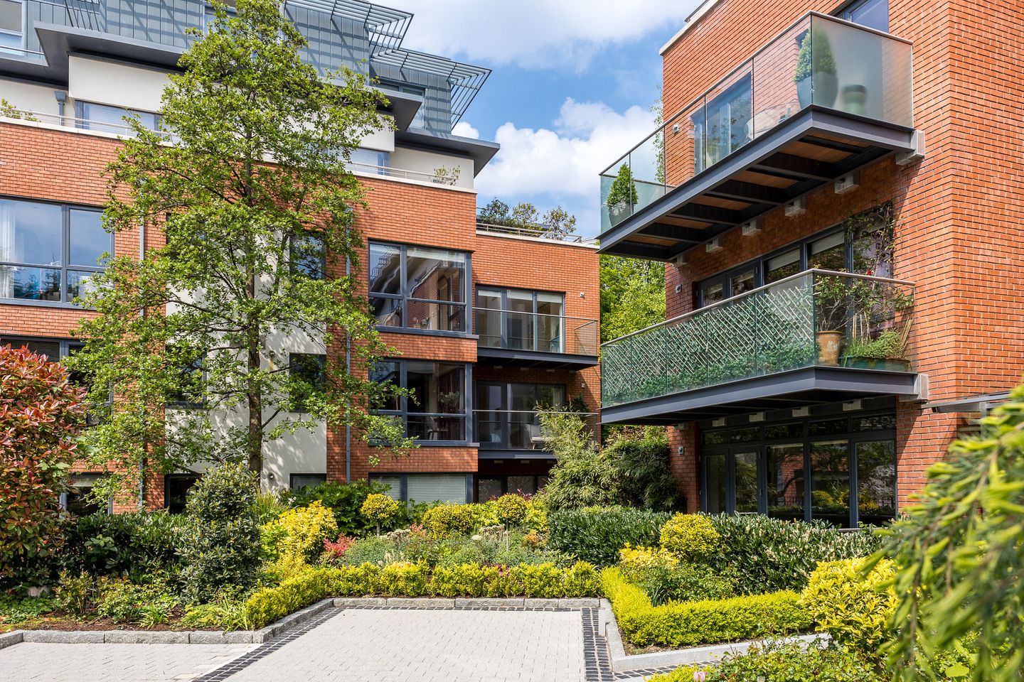 Apartment 10, Lansdowne Wood, Ballsbridge, Dublin 4, D04H563 is for