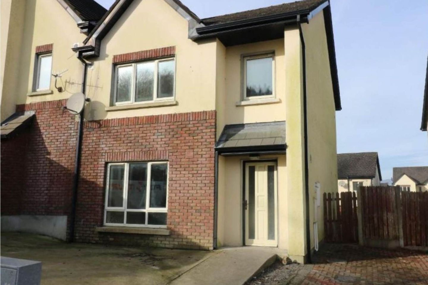 25 Castle Heights, CarrickonSuir, Co. Tipperary, E32CF60 is for sale