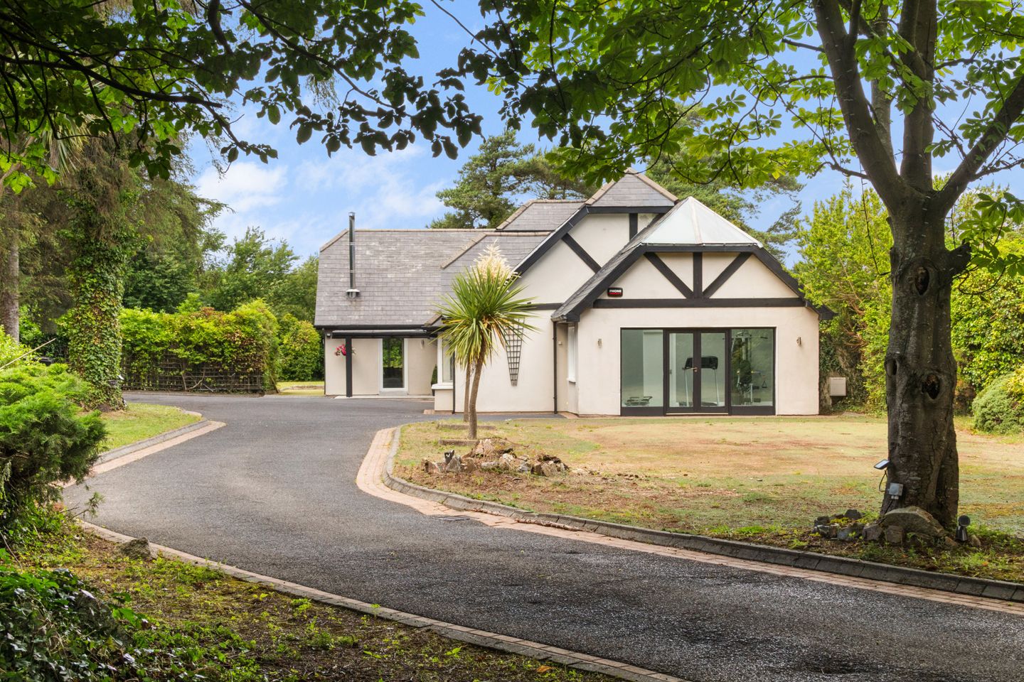 Hollybrook House, Glenamuck Road, Carrickmines, Dublin 18, D18K5F9