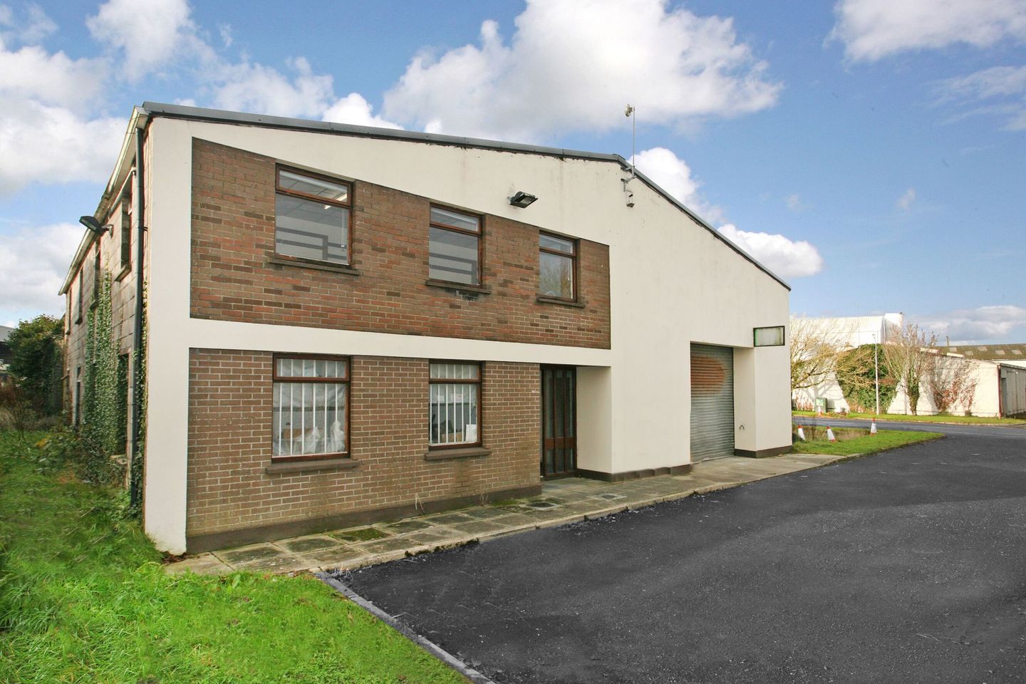 Commercial property for rent in Smithtown Industrial Estate, Shannon